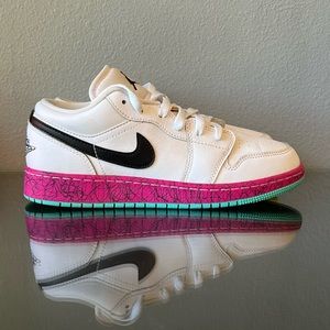 Youth Jordan 1 Low Multi Color Middoles. Used in good condition.Scoff in back